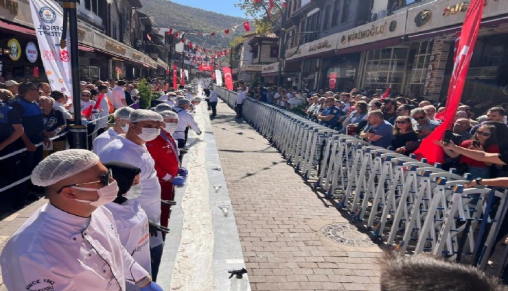 Afyonkarahisar'da dünyanın en uzun lokumunu yaptılar