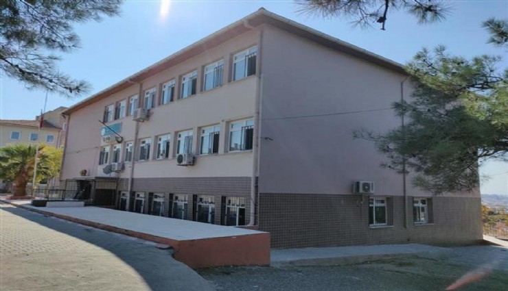 Akhisar'da sınıf basan veli öğretmeni darp etti
