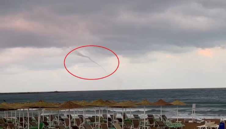 Antalya'da denizde üç ayrı noktada hortum çıktı, tatilciler deniz keyfine ara vermedi