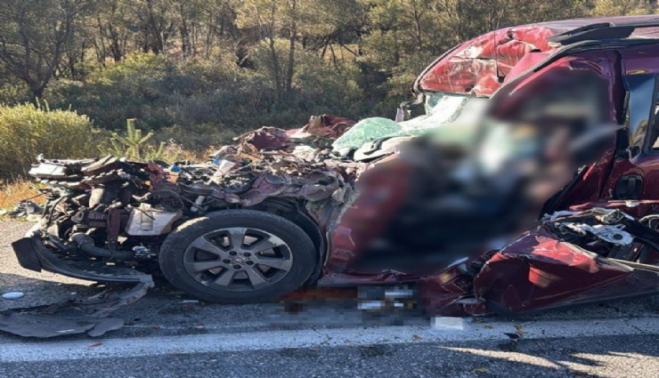 Arıza yapan aracıyla tıra çarptı: 3 can kaybı, 2 yaralı