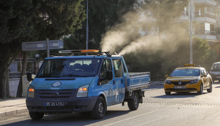 Buca Belediyesi'nden beyaz sineklere karşı ilaçlama