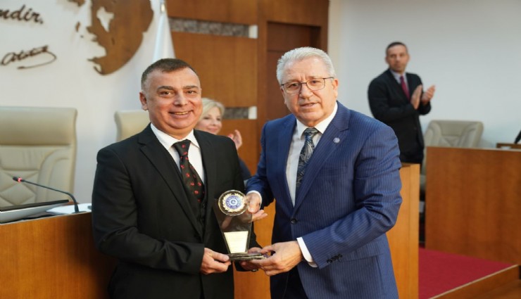 EÜ Senatosundan Dekan Gültekin’e anlamlı ödül