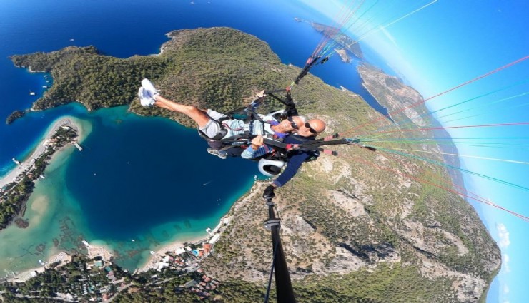 Fethiye Babadağ'da 80'lik çift paraşütle uçtu