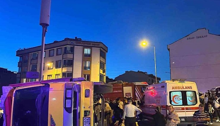 İstanbul'da demir yüklü kamyonet devrildi, 3 çocuk demirlerin altında kaldı