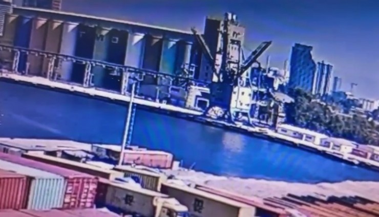 İzmir'de aracıyla denize düşen sürücü hayatını kaybetti