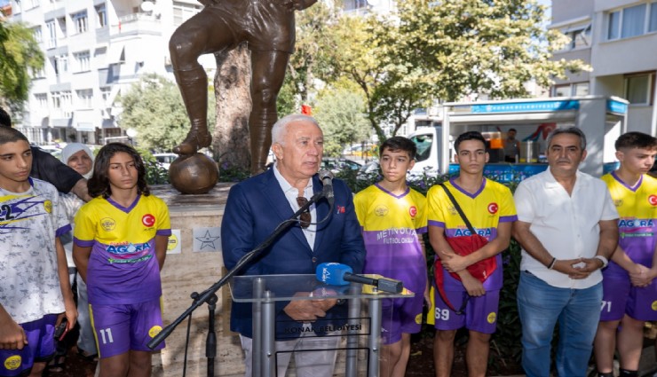 Konak’ta Metin Oktay’a anıtı başında anma