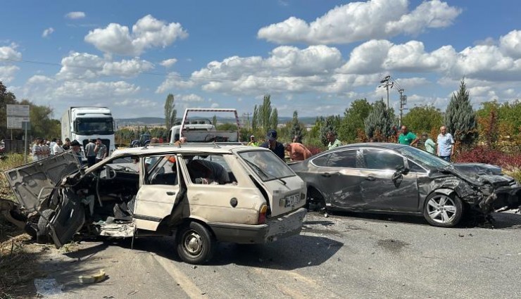 Uşak'ta feci kaza: 1 can kaybı, 4 yaralı