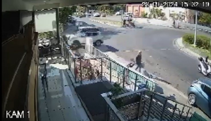 Yoldan çıkan otomobil apartman bahçesine uçtu