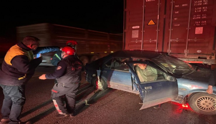 Aracıyla yol kenarındaki tıra çarptı: 2 ağır yaralı