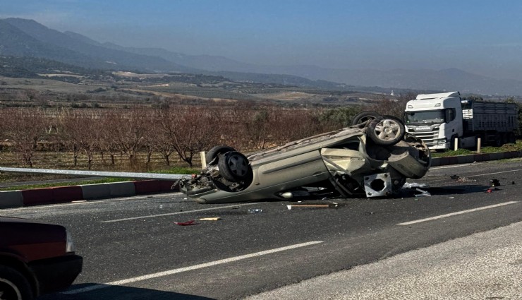 Aydınlatma direğine çarpıp takla atan otomobil hurdaya döndü; 2 yaralı