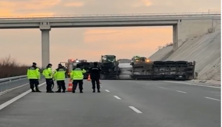 Bursa İzmir Otobanı'nda tanker devrildi: Otoyol trafiğe kapatıldı