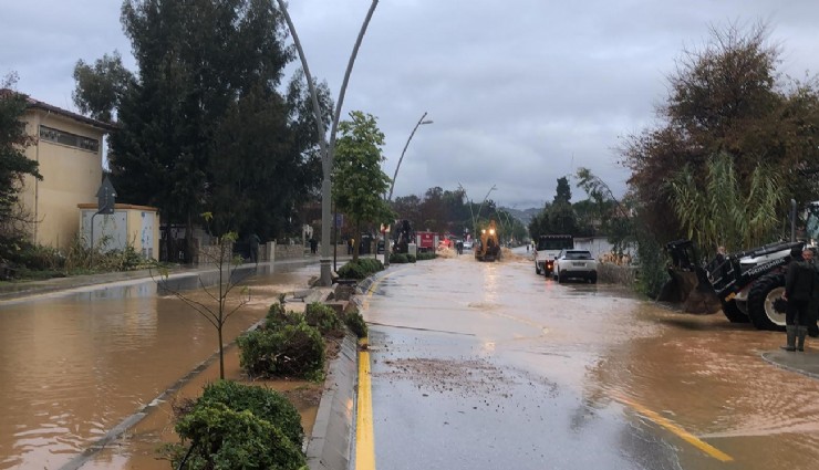 Datça’da sağanak yağış etkili oldu, karayolu göle döndü
