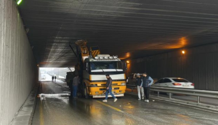 Denizli'de yapı malzemeleri taşıyan vinç alt geçitte sıkıştı