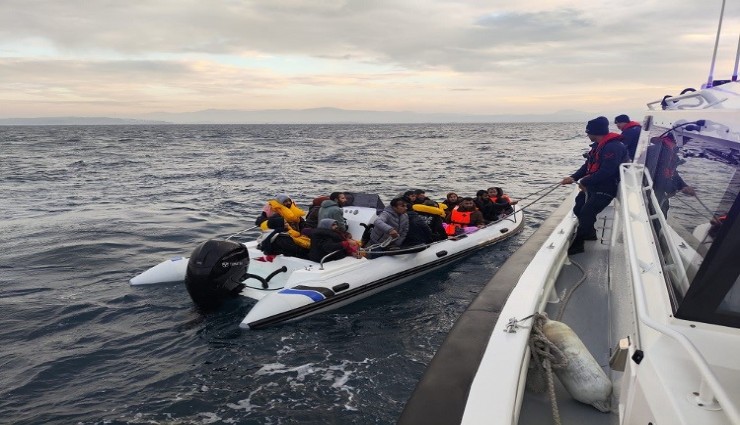 İzmir açıklarında göçmen hareketliliği:  32 göçmen ve 1 göçmen kaçakçısı yakalandı
