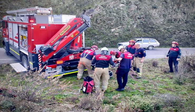 İzmir'de dengesini kaybedip yamaca düşen vatandaşı itfaiye ekipleri kurtardı