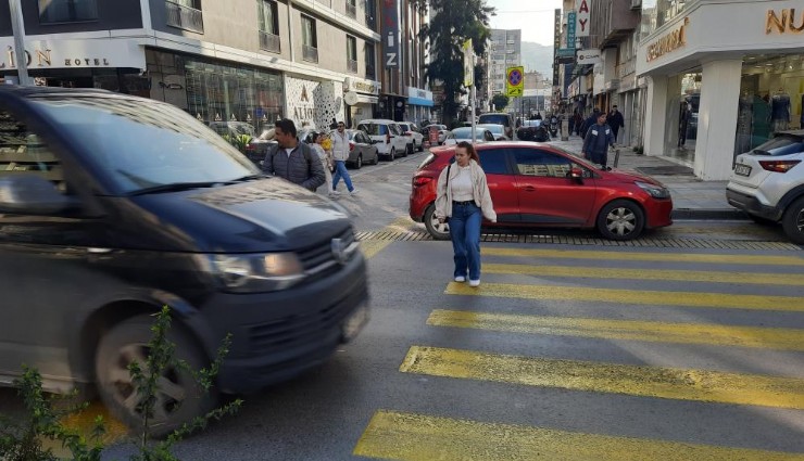 İzmir'de yayalara yol vermeyen sürücüler kamerada