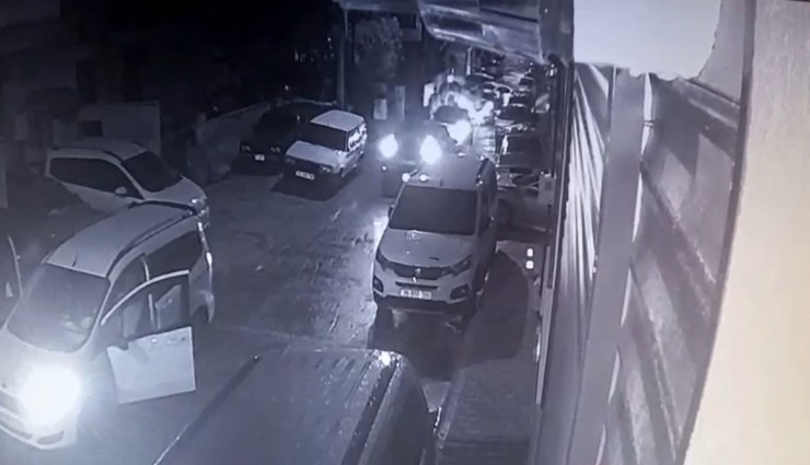 İzmir'de yol verme kavgası: 22 yaşındaki genç 4 yerinden bıçaklandı, o anlar kamerada