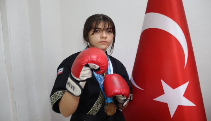 İzmirli Nisa Nur Türk Bayrağı'nı dalgalandırdığı için gururlu