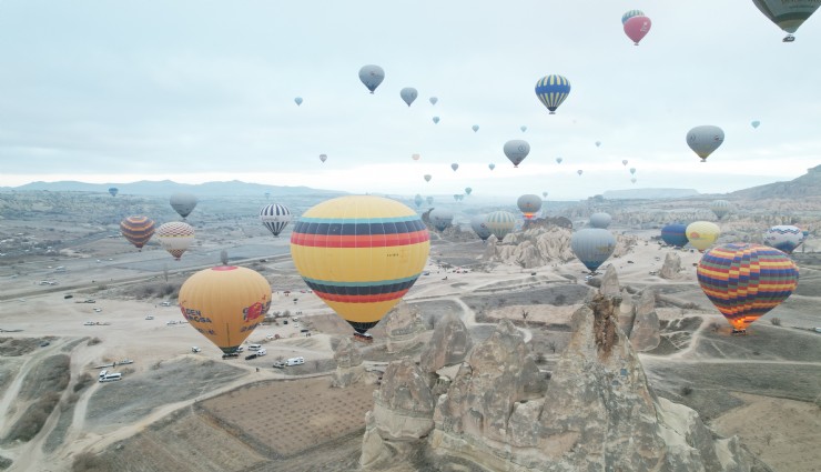 Kapadokya’da turistler 2025'in ilk gün doğumunu sıcak hava balonlarında izledi
