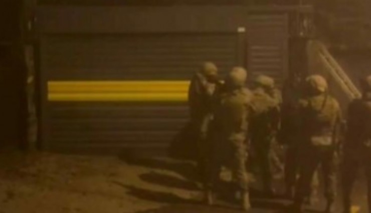 Konak'ta zehir tacirlerine operasyon: Müzisyen, torbacı çıktı, 4 kişi gözaltına alındı