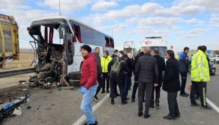 Konya’da feci kaza: Yolcu otobüsü kamyona çarptı, 3 kişi hayatını kaybetti, 33 kişi yaralandı