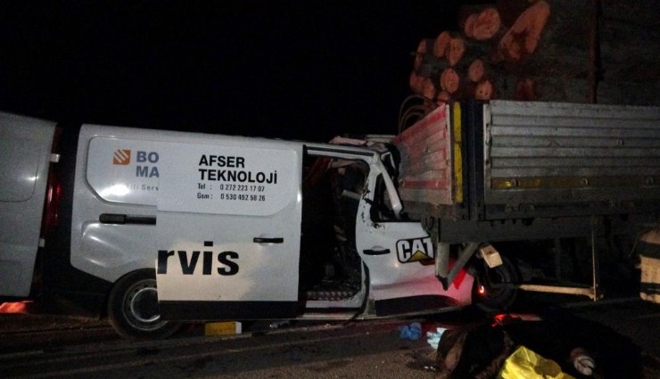 Kütahya'da kamyonet ile tomruk yüklü tır çarpıştı: 1 ölü, 1 yaralı