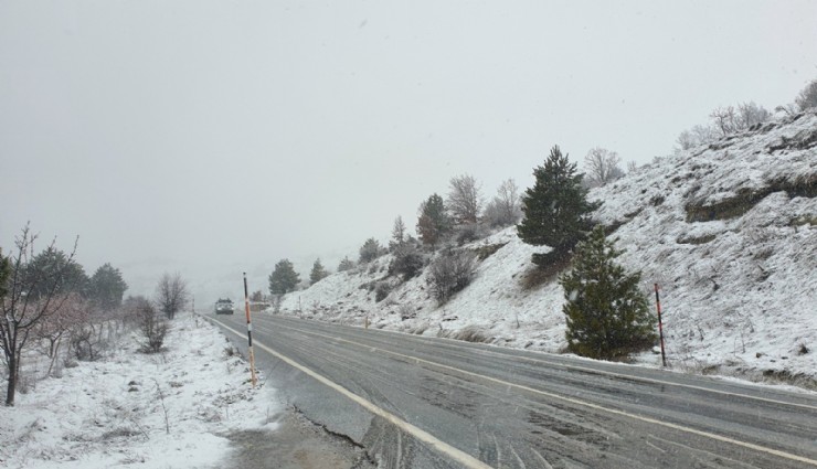 Manisa'nın Demirci ilçesi beyaza büründü