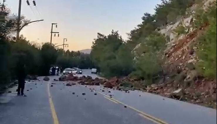 Marmaris'te heyelan: Karayolu ulaşıma kapandı