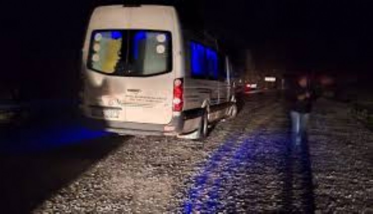 Marmaris’te toprak kayması nedeniyle araçlar yolda mahsur kaldı