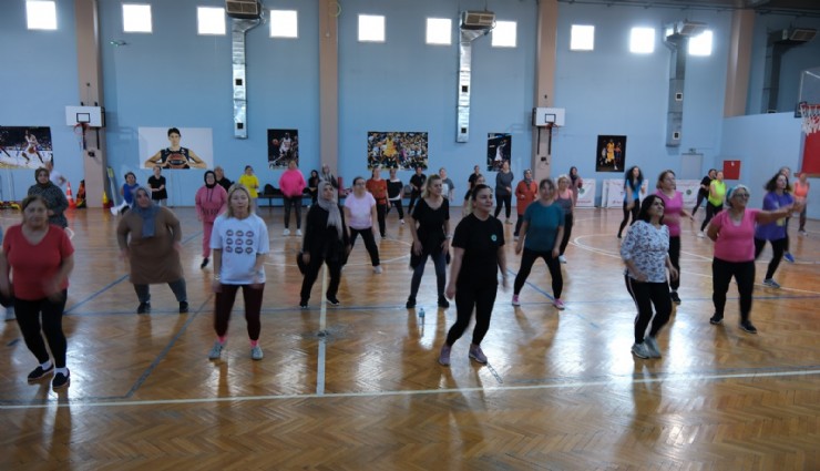 Menemen Belediyesi ücretsiz zumba kursunda buluşturuyor