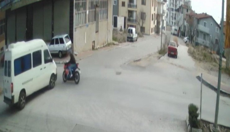 Uşak'ta minibüs ile motosiklet çarpıştı: Motosiklet sürücüsü hayatını kaybetti