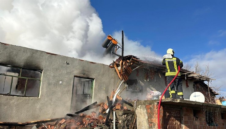Uşak'ta müstakil bir ev yanarak küle döndü
