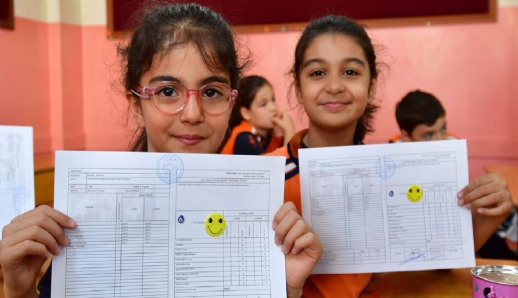 Yaklaşık 20 milyon öğrenci karnelerini alarak yarıyıl tatiline girdi