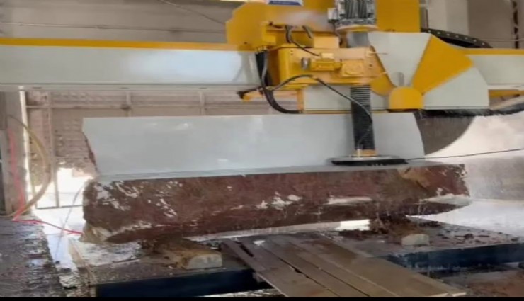 Başı mermer kesme makinesine sıkışan işçi hayatını kaybetti