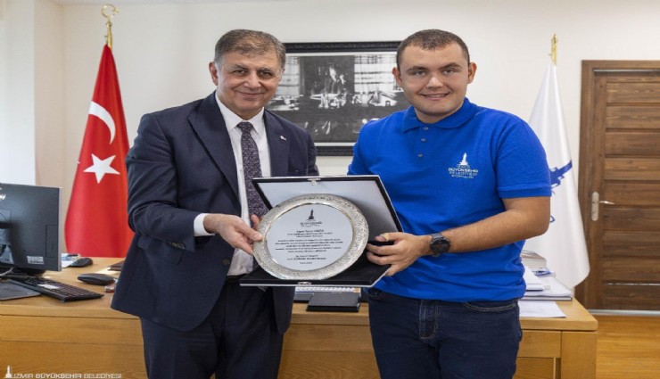 Başkan Tugay, otizmli yüzücü Tuna Tunca’yı ağırladı