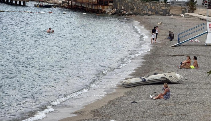 Bodrum’da ilginç görüntüler: Bir yanda sel mücadelesi, diğer yanda tatil keyfi