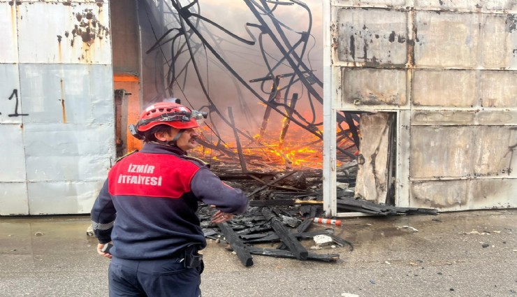 Bornova’daki depo yangınına hızlı müdahale