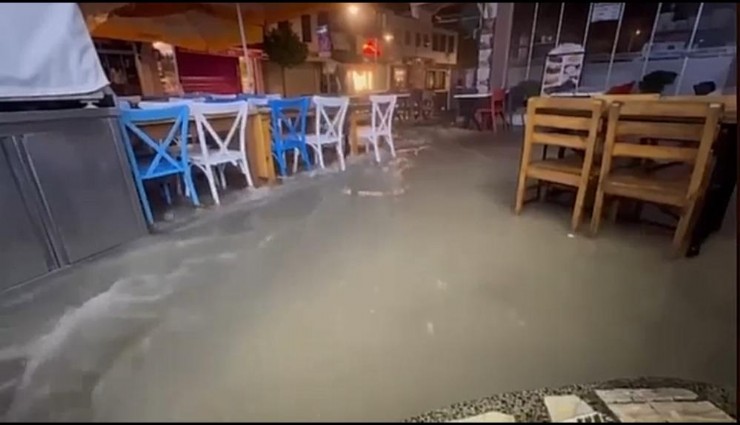 Çeşme’de şiddetli yağış sele döndü