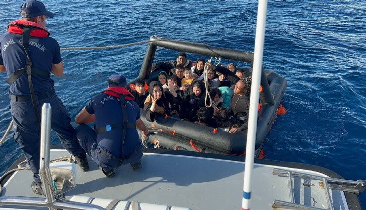 İzmir açıklarında 85 düzensiz göçmen kurtarıldı, 73 göçmen yakalandı