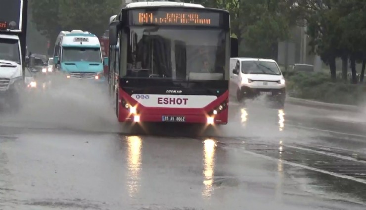 İzmir’de etkili olan sağanak yağış, günlük yaşamı zorlaştırdı