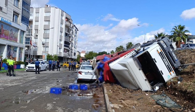 İzmir'de kontrolden çıkan tır yan yola uçtu: 2 araç ezildi
