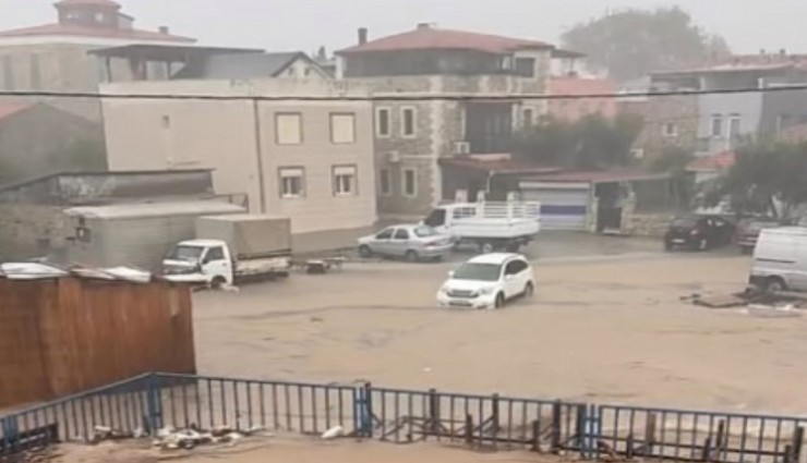 İzmir’de sağanak yağış yolları göle çevirdi