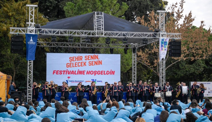 İzmir’de üniversiteli gençlere coşkulu karşılama