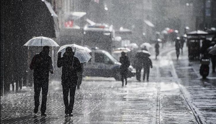 İzmirliler şiddetli yağışa uyandı