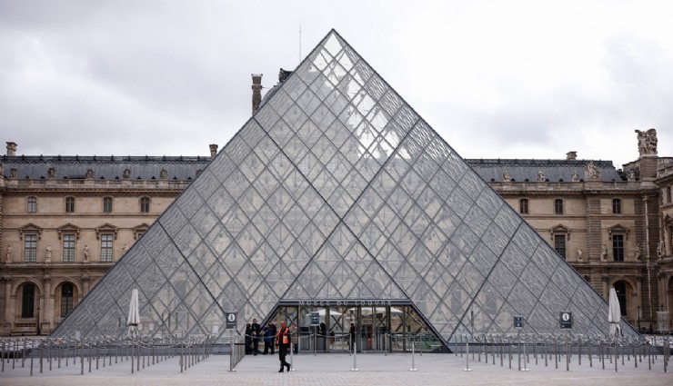 Louvre Müzesi'nden çalınan mücevherlerin değeri 88 milyon euro