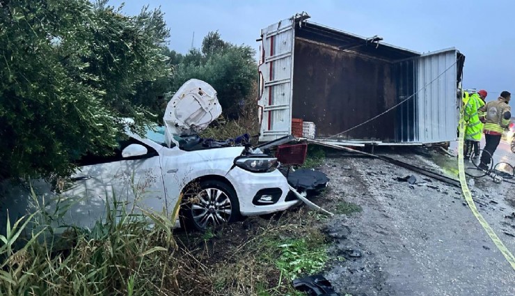 Manisa'da kontolden çıkan kamyonet otomobille çarpıştı: 2 can kaybı, 3 yaralı
