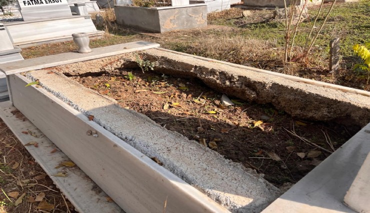Mezar mermerlerini çalıp evinin bahçesine döşemiş