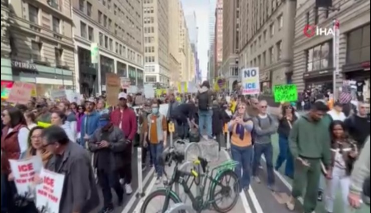 New York'ta on binlerce kişi Trump'ı protesto etti