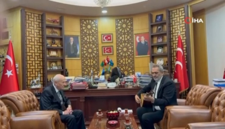 Sanatçı Yavuz Bingöl, MHP Lideri Bahçeli’ye bağlama hediye etti