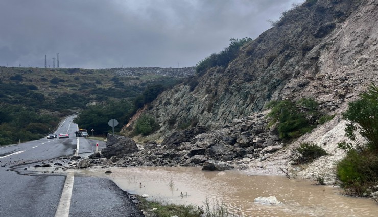 Şiddetli yağış Foça ve Aliağa’yı vurdu: İzmir yolunda yer yer heyelan meydana geldi
